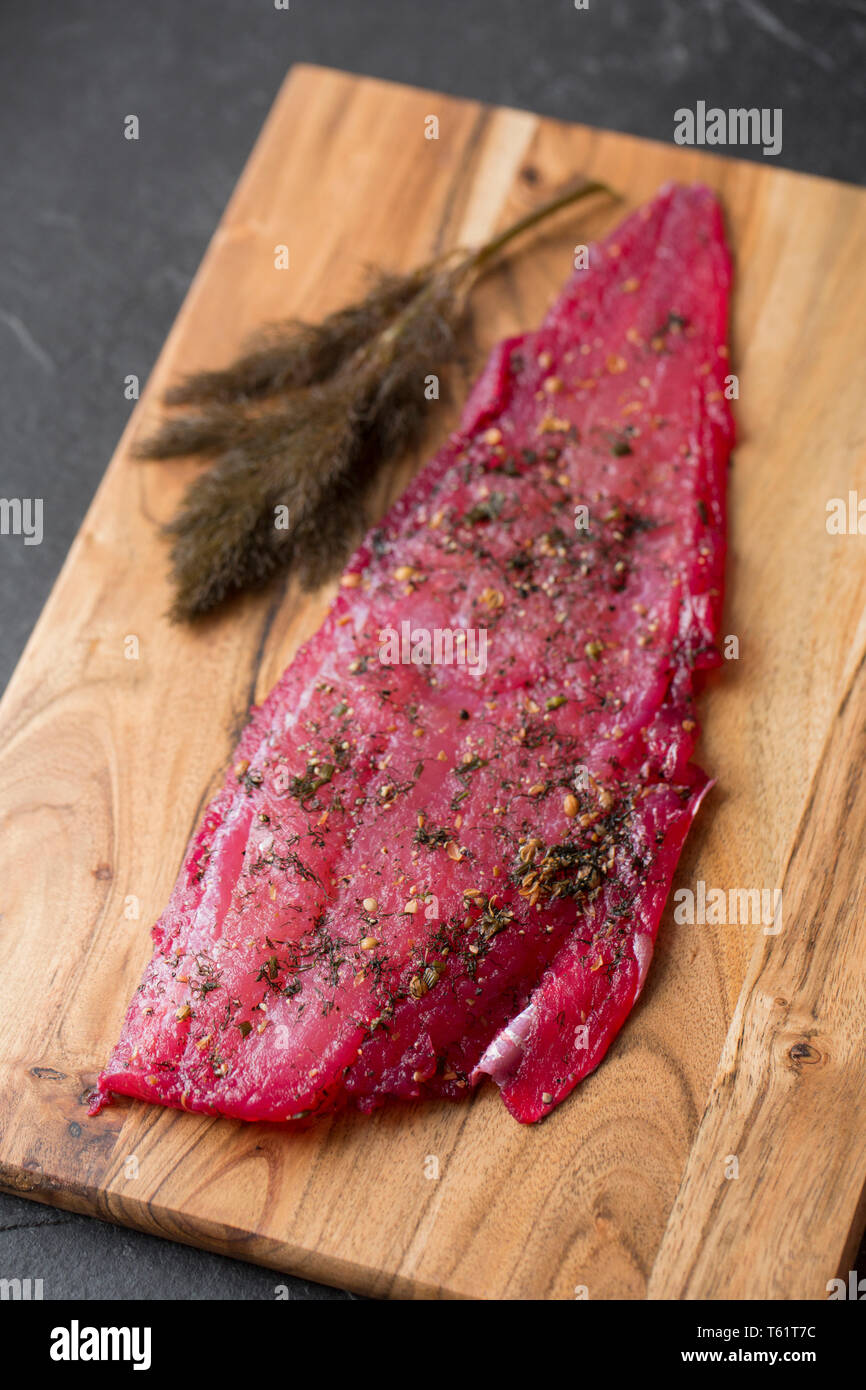 Ein seelachsfilet, pollachius pollachius, aus einem Fisch, die auf der Stange und Line in den Englischen Kanal vom Boot aus gefangen wurde. Es wurde zu Hause Stockfoto