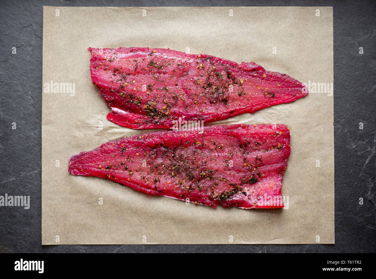 Zwei Filets, Pollack pollachius pollachius, aus einem Fisch, die auf der Stange und Line in den Englischen Kanal vom Boot aus gefangen wurde. Es wurde verwendet, um Uhr machen Stockfoto