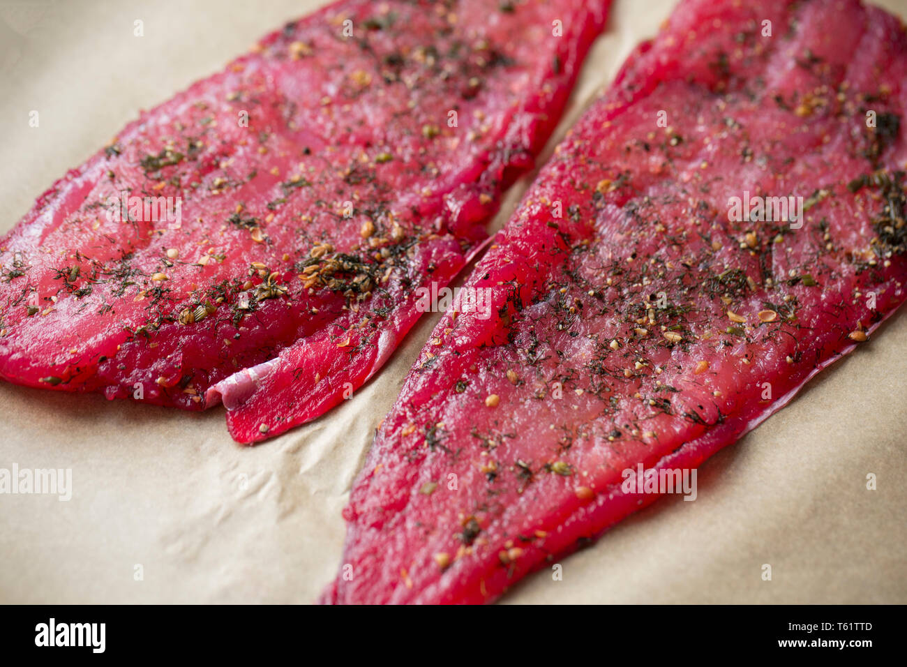 Zwei Filets, Pollack pollachius pollachius, aus einem Fisch, die auf der Stange und Line in den Englischen Kanal vom Boot aus gefangen wurde. Es wurde verwendet, um Uhr machen Stockfoto