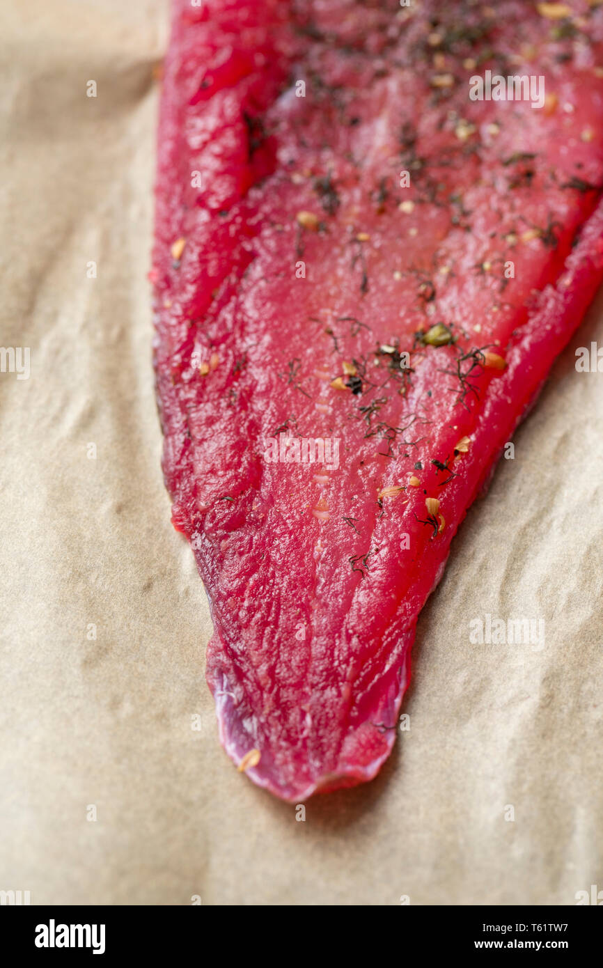 Ein seelachsfilet, pollachius pollachius, aus einem Fisch, die auf der Stange und Line in den Englischen Kanal vom Boot aus gefangen wurde. Es wurde zu Hause Stockfoto