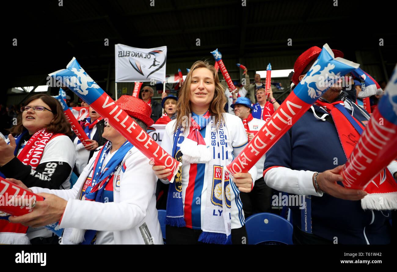 Lyon Frauen Fans vor der UEFA-Champions League Halbfinale Rückspiel match Im Cherry Red Records Stadium, London. Stockfoto