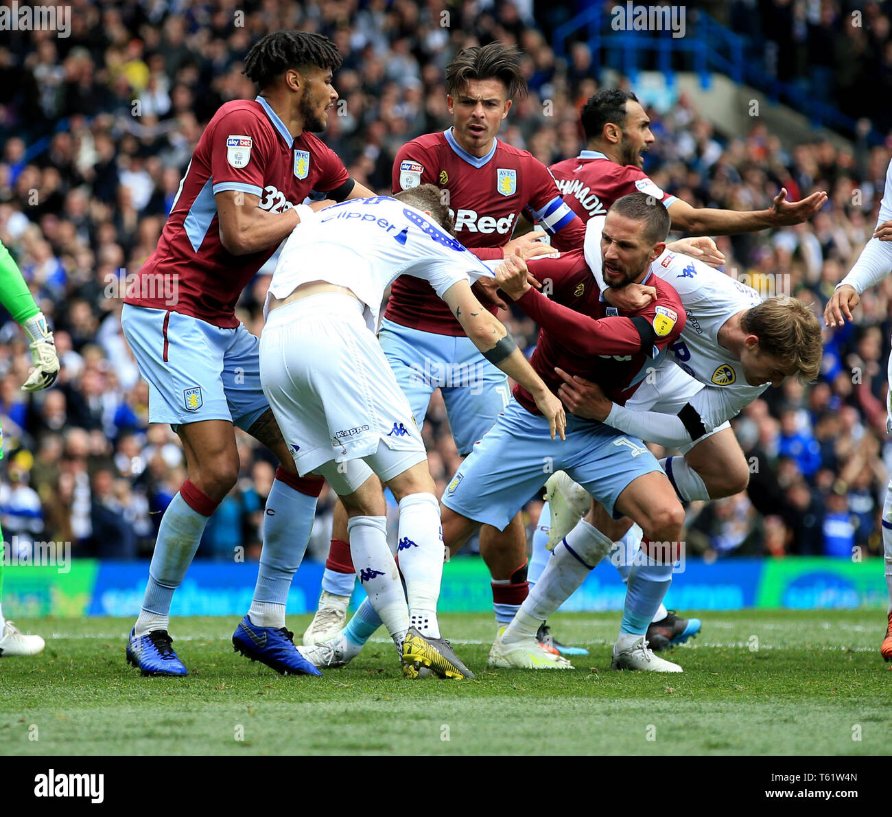 Leeds United von Mateusz Klich wird von Aston Villa Conor Hourihane konfrontiert, nachdem er zählt seine Seiten erstes Ziel während des Aston Villa Jonathan Kodjia während der Sky Bet Championship Match an der Elland Road, Leeds verletzt wurde. Stockfoto