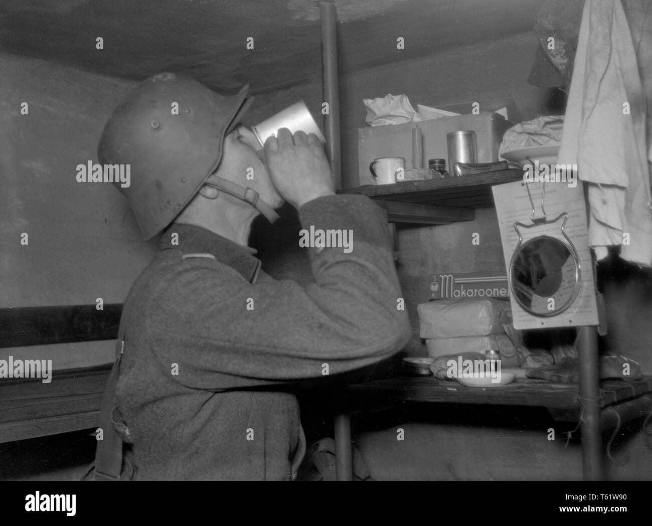 Im Winter Krieg. Ein militärischer Konflikt zwischen der Sowjetunion und Finnland. Es begann mit einer sowjetischen Invasion im November 1939, als sowjetische infantery die Grenze auf der Karelischen Landenge gekreuzt. Über 9500 Schwedische freiwillige Soldaten im Krieg teilgenommen. Hier die Karelische Landenge Finnland. Finnische Soldaten in der Region des Dorfes Summa auf der Frontlinie an der Mannerheim Zeile in einem Maschinengewehr Nest. Es war hier die ersten sowjetischen Versuch im Dezember 1939 geschah, zu überfallen. Die Finnen abgewehrt der Sowjetischen main Truppen. Der zweite Angriff der Sowjetunion auf Summa war im Februar 1940. Foto Kristoffersson Ref. Stockfoto