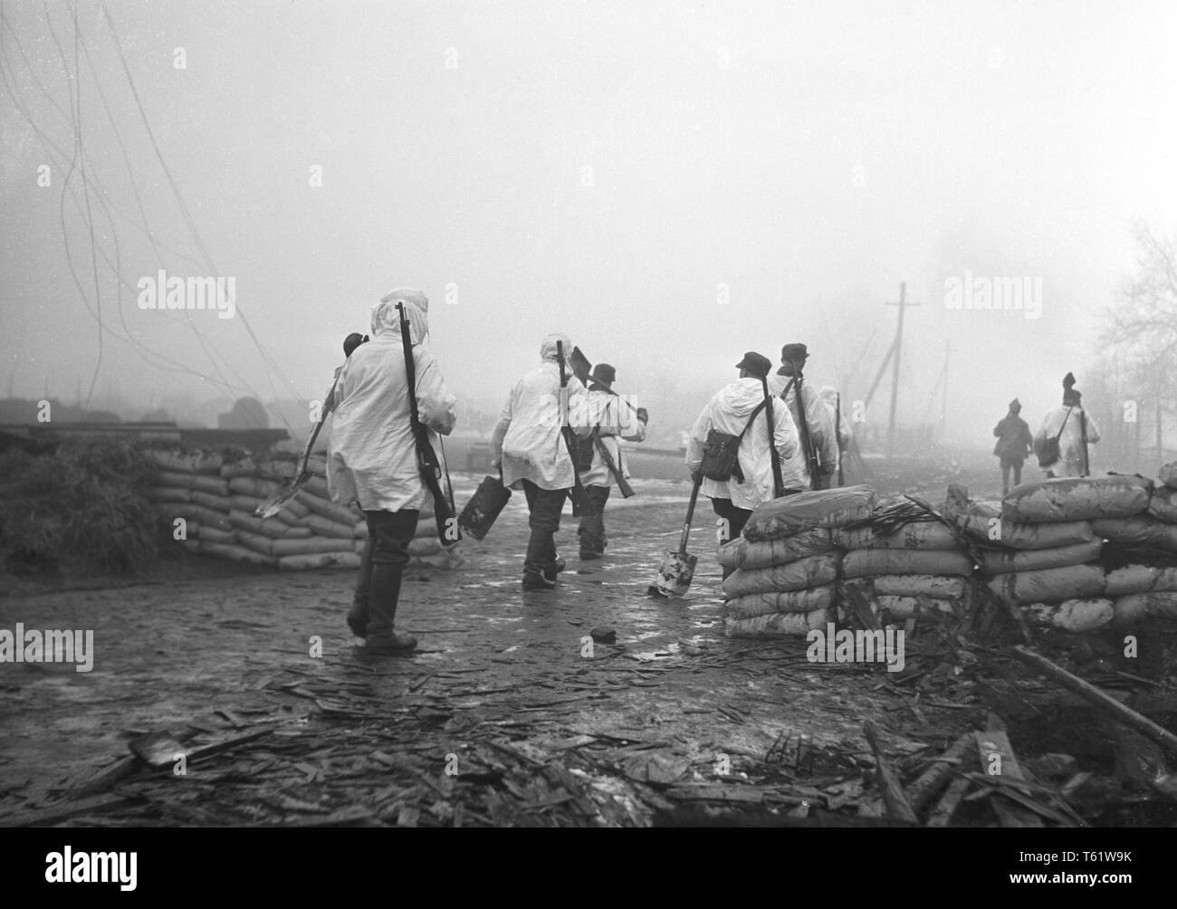 Im Winter Krieg. Ein militärischer Konflikt zwischen der Sowjetunion und Finnland. Es begann mit einer sowjetischen Invasion im November 1939, als sowjetische infantery die Grenze auf der Karelischen Landenge gekreuzt. Über 9500 Schwedische freiwillige Soldaten im Krieg teilgenommen. Hier die Karelische Landenge Finnland. Finnische Soldaten im Dorf Summa in der Nähe der Frontlinie an der Mannerheim Arbeiten zur Verteidigung zu stärken. Es war hier die ersten sowjetischen Versuch im Dezember 1939 geschah, zu überfallen. Die Finnen abgewehrt der Sowjetischen main Truppen. Der zweite Angriff der Sowjetunion auf Summa war im Februar 1940. Foto Kristoffe Stockfoto