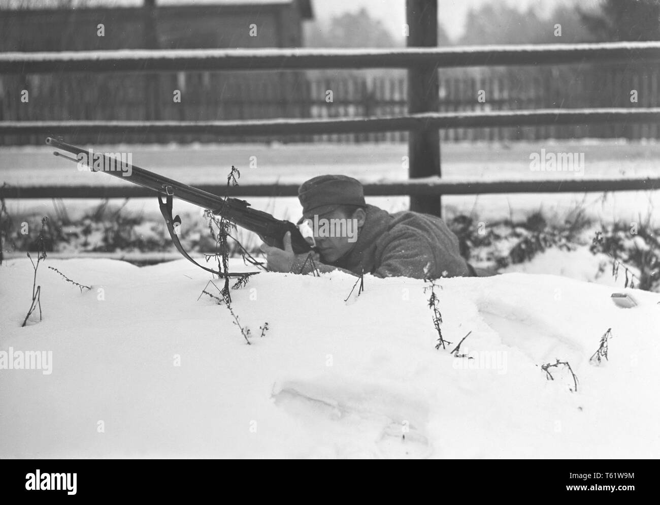 Im Winter Krieg. Ein militärischer Konflikt zwischen der Sowjetunion und Finnland. Es begann mit einer sowjetischen Invasion im November 1939, als sowjetische infantery die Grenze auf der Karelischen Landenge gekreuzt. Über 9500 Schwedische freiwillige Soldaten im Krieg teilgenommen. Hier die Karelische Landenge Finnland. Finnische Soldaten im Dorf Summa in der Nähe der Frontlinie an der Mannerheim. Es war hier die ersten sowjetischen Versuch im Dezember 1939 geschah, zu überfallen. Die Finnen abgewehrt der Sowjetischen main Truppen. Der zweite Angriff der Sowjetunion auf Summa war im Februar 1940. Foto Kristoffersson ref 93-10 Bild aufgenommen Dezember Stockfoto