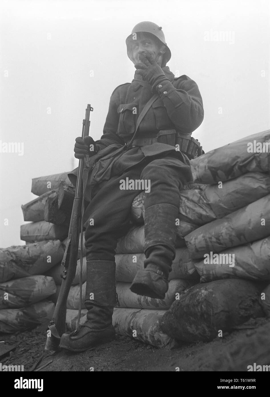 Im Winter Krieg. Ein militärischer Konflikt zwischen der Sowjetunion und Finnland. Es begann mit einer sowjetischen Invasion im November 1939, als sowjetische infantery die Grenze auf der Karelischen Landenge gekreuzt. Über 9500 Schwedische freiwillige Soldaten im Krieg teilgenommen. Hier die Karelische Landenge Finnland. Finnische Soldaten im Dorf Summa in der Nähe der Frontlinie an der Mannerheim. Es war hier die ersten sowjetischen Versuch im Dezember 1939 geschah, zu überfallen. Die Finnen abgewehrt der Sowjetischen main Truppen. Der zweite Angriff der Sowjetunion auf Summa war im Februar 1940. Foto Kristoffersson ref 94-1 Bild Dezember 1. Stockfoto