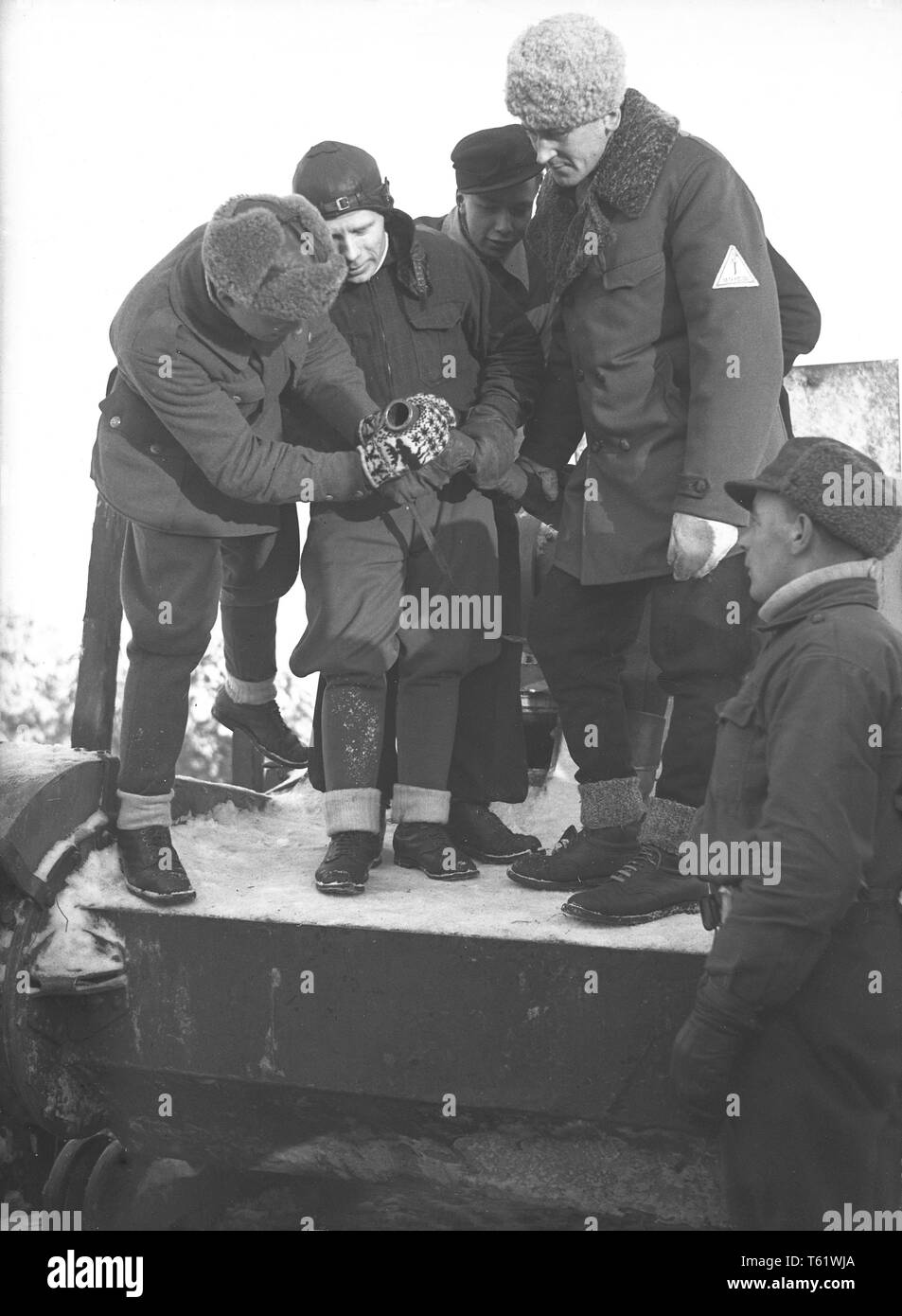 Im Winter Krieg. Ein militärischer Konflikt zwischen der Sowjetunion und Finnland. Es begann mit einer sowjetischen Invasion im November 1939, als sowjetische infantery die Grenze auf der Karelischen Landenge gekreuzt. Über 9500 Schwedische freiwillige Soldaten im Krieg teilgenommen. Hier in Rovaniemi, Finnland. Das Gerät namens Lappland Gruppe erfolgreich gestoppt der sowjetischen Truppen, obwohl zahlenmäßig unterlegen, Salla und Petsamo. Bild zeigt die finnische Soldaten mit einem sowjetischen Panzer, die während einer sowjetischen Versuch einzudringen, genommen wurde. Januar 1940. Foto Kristoffersson ref 96-6 Stockfoto