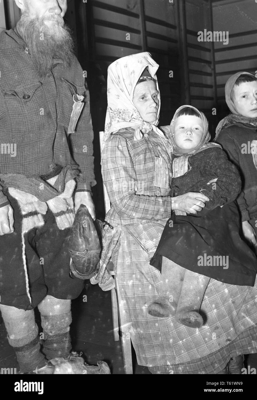 Im Winter Krieg. Ein militärischer Konflikt zwischen der Sowjetunion und Finnland. Es begann mit einer sowjetischen Invasion im November 1939, als sowjetische infantery die Grenze auf der Karelischen Landenge gekreuzt. Hier lokale Leute mit Namensschilder um den Hals, das bereit ist, auf der Karelischen Landenge evakuiert werden. Dezember 1939. Foto Kristoffersson ref 98-14 Stockfoto