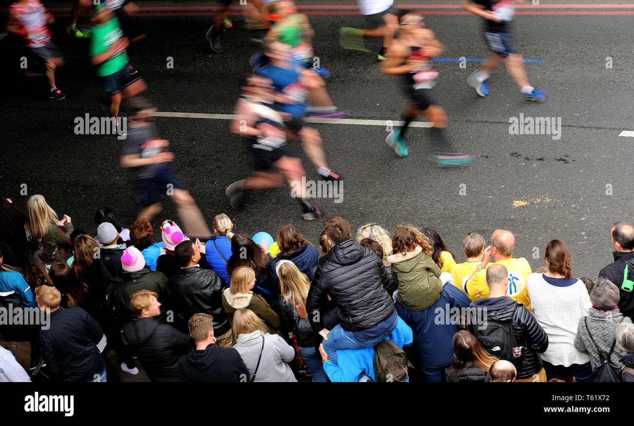 Allgemeine Ansicht der Läufer während der 2019 Virgin Money London Marathon. Stockfoto