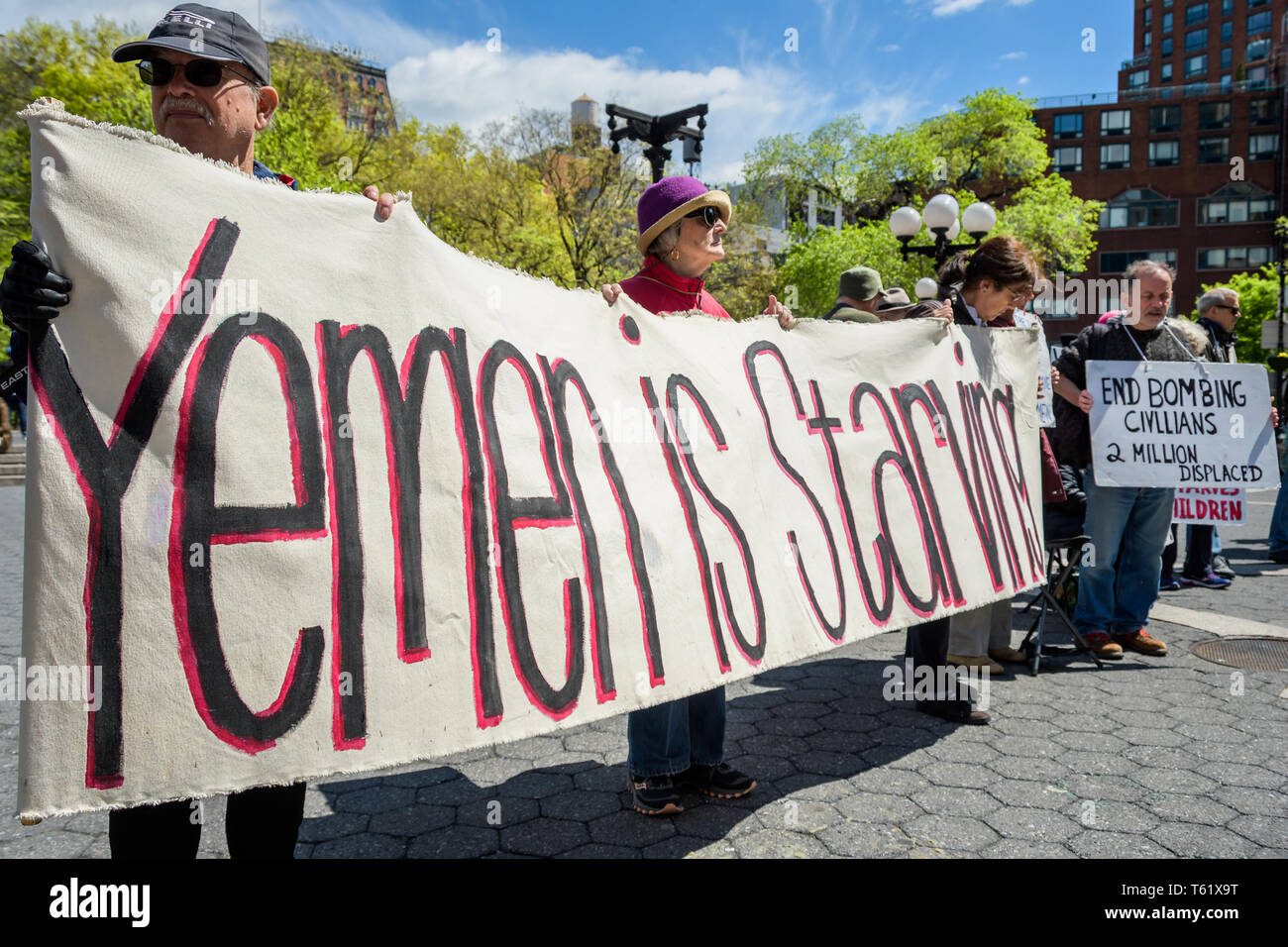 New York, USA. 27 Apr, 2019. Mitglieder der NY Katholische Arbeiter, Granny Peace Brigade, Veteranen für den Frieden NYC Kapitel 034, Vigil für Jemen, und Kairos Gemeinschaft; protestierten gegen die anhaltende US/Saudi Bombardierung von Jemen am oberen Ende der Stufen am südlichen Ende des Union Square Park; Bewusstsein zu erheben, da die humanitäre Krise verschlechtert und Stimmen der Hoffnung angehoben werden. Credit: Erik McGregor/Pacific Press/Alamy leben Nachrichten Stockfoto