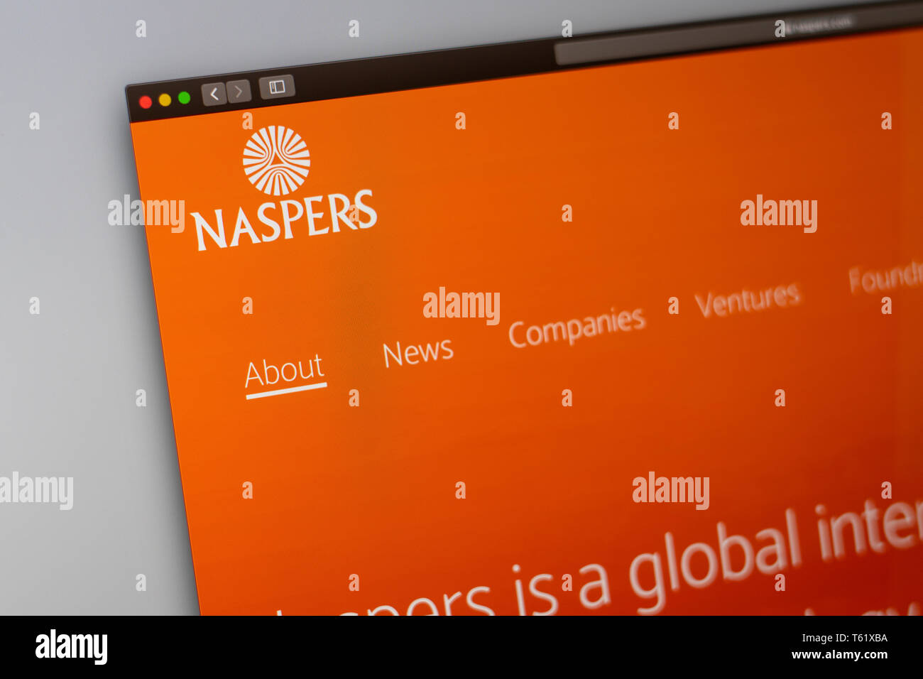 Naspers Startseite. Nahaufnahme von Naspers Logo. Kann als illustrative für Medien, Marketing oder Business Konzept verwendet werden. Stockfoto