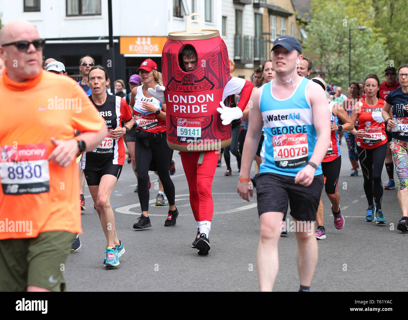 Läufer in Fancy Dress während der 2019 Virgin Money London Marathon. Stockfoto