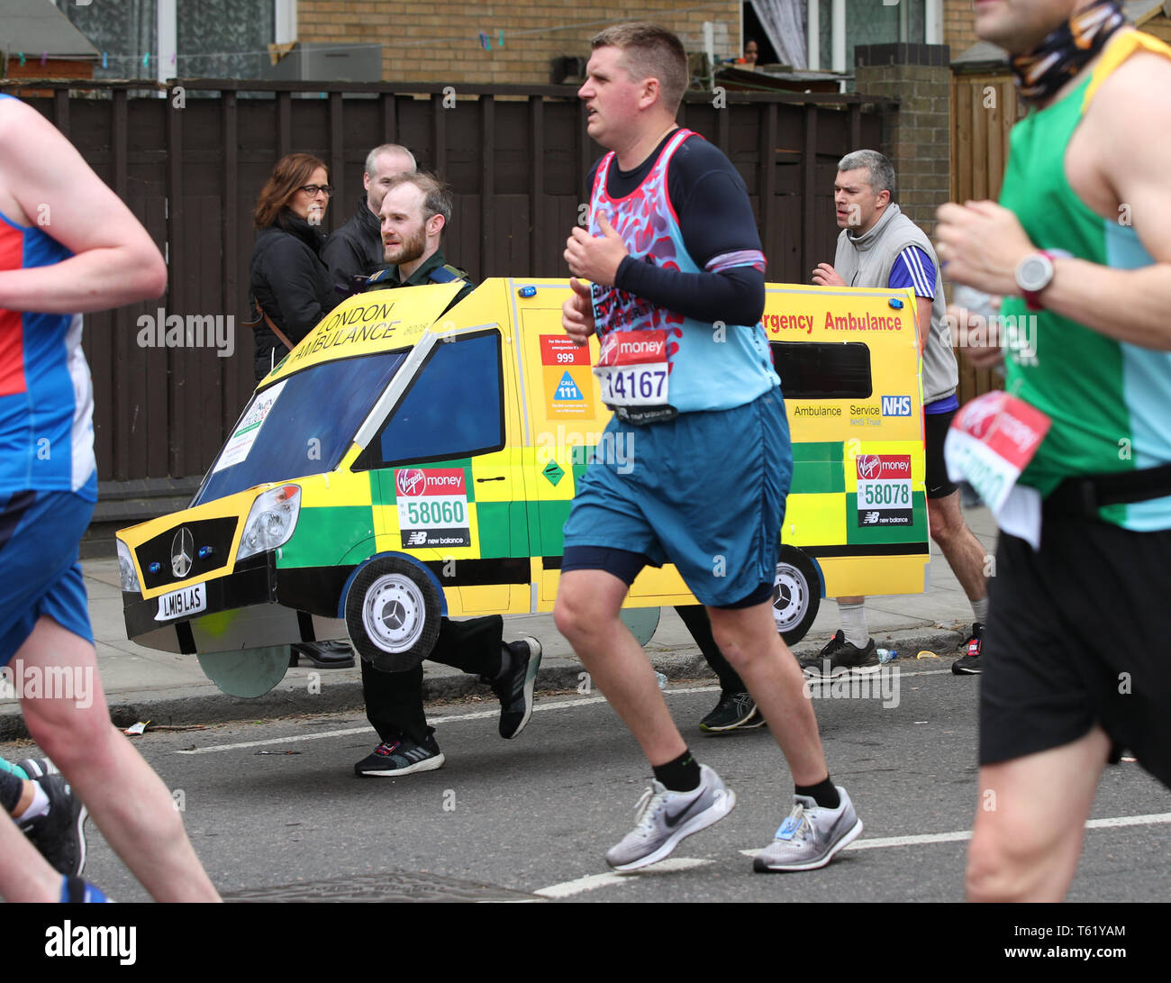 Läufer in Fancy Dress während der 2019 Virgin Money London Marathon. Stockfoto