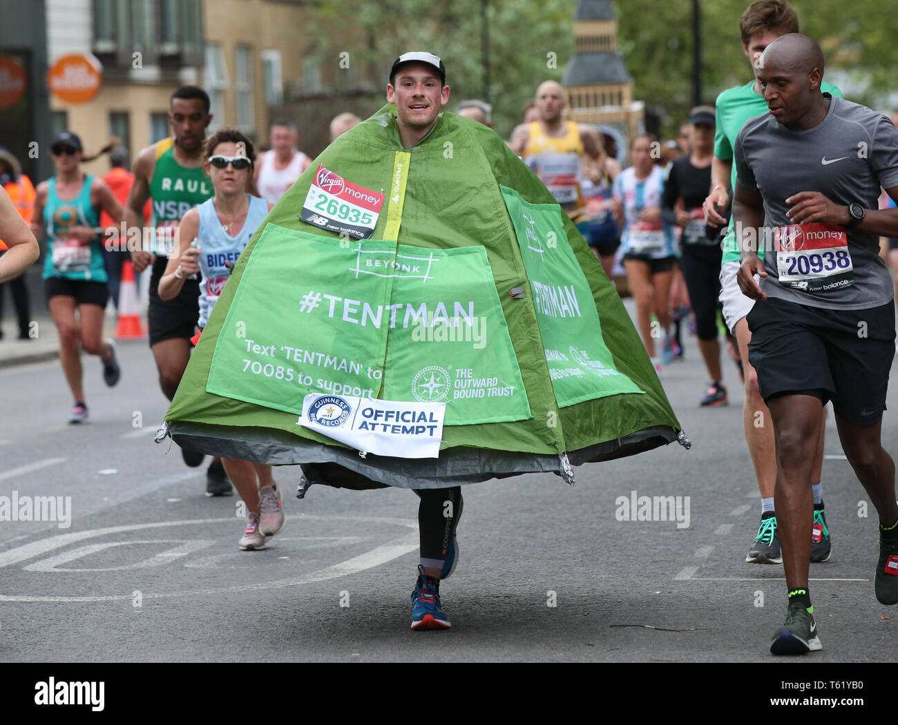 Läufer in Fancy Dress während der 2019 Virgin Money London Marathon. Stockfoto