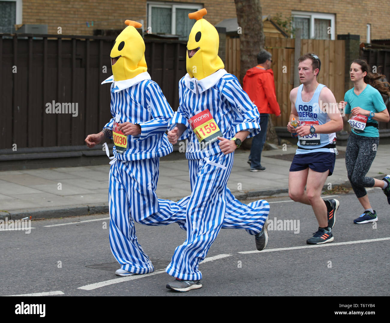 Läufer in Fancy Dress während der 2019 Virgin Money London Marathon. Stockfoto
