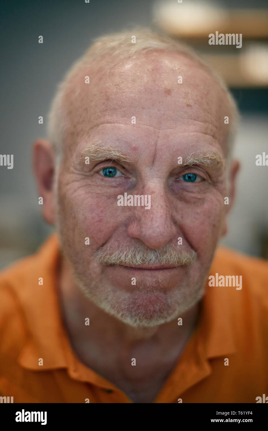 Der freundlichen, zwanglosen pensionierte ältere männliche 70+ an Kamera suchen Stockfoto Der freundlichen, zwanglosen pensionierte ältere männliche 70+ an Kamera suchen Stockfoto