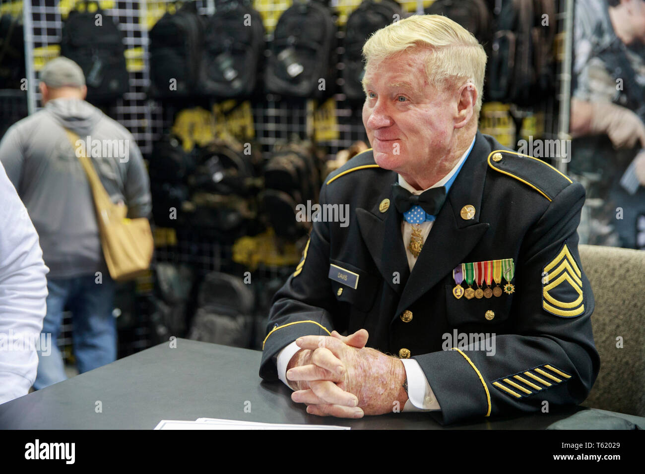 Ehrenmedaille der Sieger und Vietnam Veteran Sammy Davis, die in der United States Army in der Batterie C serviert, 2., 4., 9. der Artillerie Infanterie Division, sitzt an einem Tisch, während der dritte Tag der National Rifle Association. Davis war eine Inspiration für den Film Charakter Forrest Gump. Stockfoto