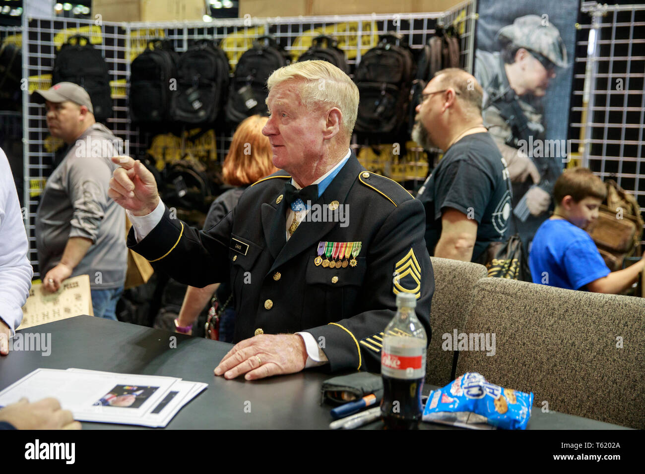 Ehrenmedaille der Sieger und Vietnam Veteran Sammy Davis, die in der United States Army in der Batterie C serviert, 2., 4., 9. der Artillerie Infanterie Division, sitzt an einem Tisch, während der dritte Tag der National Rifle Association. Davis war eine Inspiration für den Film Charakter Forrest Gump. Stockfoto