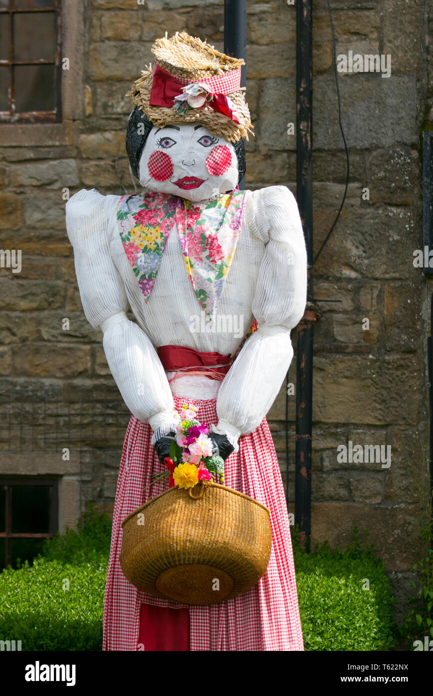 Wray, Lancashire, UK. 28. April 2019. "2. Mal Lukcy' Die Vogelscheuche Festival mit politische Satire, Zeichen, Karikaturen, riesige Figuren, Kunststoffe, Flaschen, Behältern, Fässern und Containern. Die 2019 Thema, das von der lokalen Schule gewählt, ist die Themen "Evolution: Ausgestorben, Gefährdete, bestehende "Dieser Spaß festliche Gemeinschaft Veranstaltung der jährlichen Wray Scarecrow Festival in Lancashire, der nun in seinem 26. Jahr und zieht Tausende von Besuchern in die ländlichen Dorf für den April Feier zu markieren. Credit: MediaWorldImages/AlamyLiveNews. Stockfoto