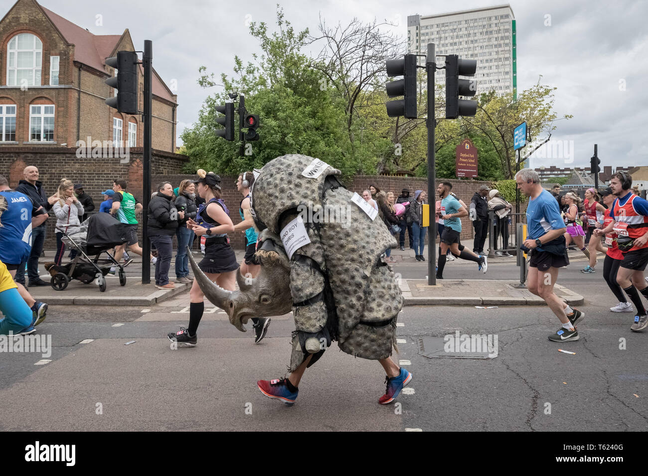 London, Großbritannien. 28. April 2019. Speichern Sie die Rhino Supporter. 39 London Marathon führt durch Deptford's Evelyn Straße in South East London, auch die 8 Meile Markierung der 26,2 1,6 km Kurs, in dem die Läufer begrüßt werden und von den lokalen Bewohnern angefeuert. Credit: Guy Corbishley/Alamy leben Nachrichten Stockfoto