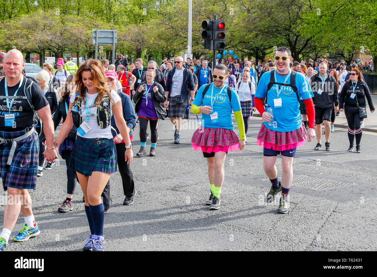 Glasgow, UK. 28 Apr, 2019. Eine rekordverdächtige 13.000 Wanderer nahm auf dem Glasgow Nächstenliebe Kiltwalk und schätzungsweise 3,5 Mio. £ für Nächstenliebe. Für viele der Weg begann in Glasgow Green, Fortgeschritten entlang der Clydeside und endet an der Kiltwalk Dorf in Balloch, Loch Lomond 23 Meilen entfernt. Credit: Findlay/Alamy leben Nachrichten Stockfoto