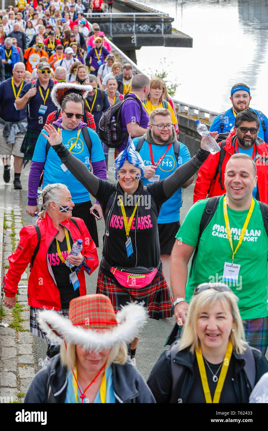 Glasgow, UK. 28 Apr, 2019. Eine rekordverdächtige 13.000 Wanderer nahm auf dem Glasgow Nächstenliebe Kiltwalk und schätzungsweise 3,5 Mio. £ für Nächstenliebe. Für viele der Weg begann in Glasgow Green, Fortgeschritten entlang der Clydeside und endet an der Kiltwalk Dorf in Balloch, Loch Lomond 23 Meilen entfernt. Credit: Findlay/Alamy leben Nachrichten Stockfoto