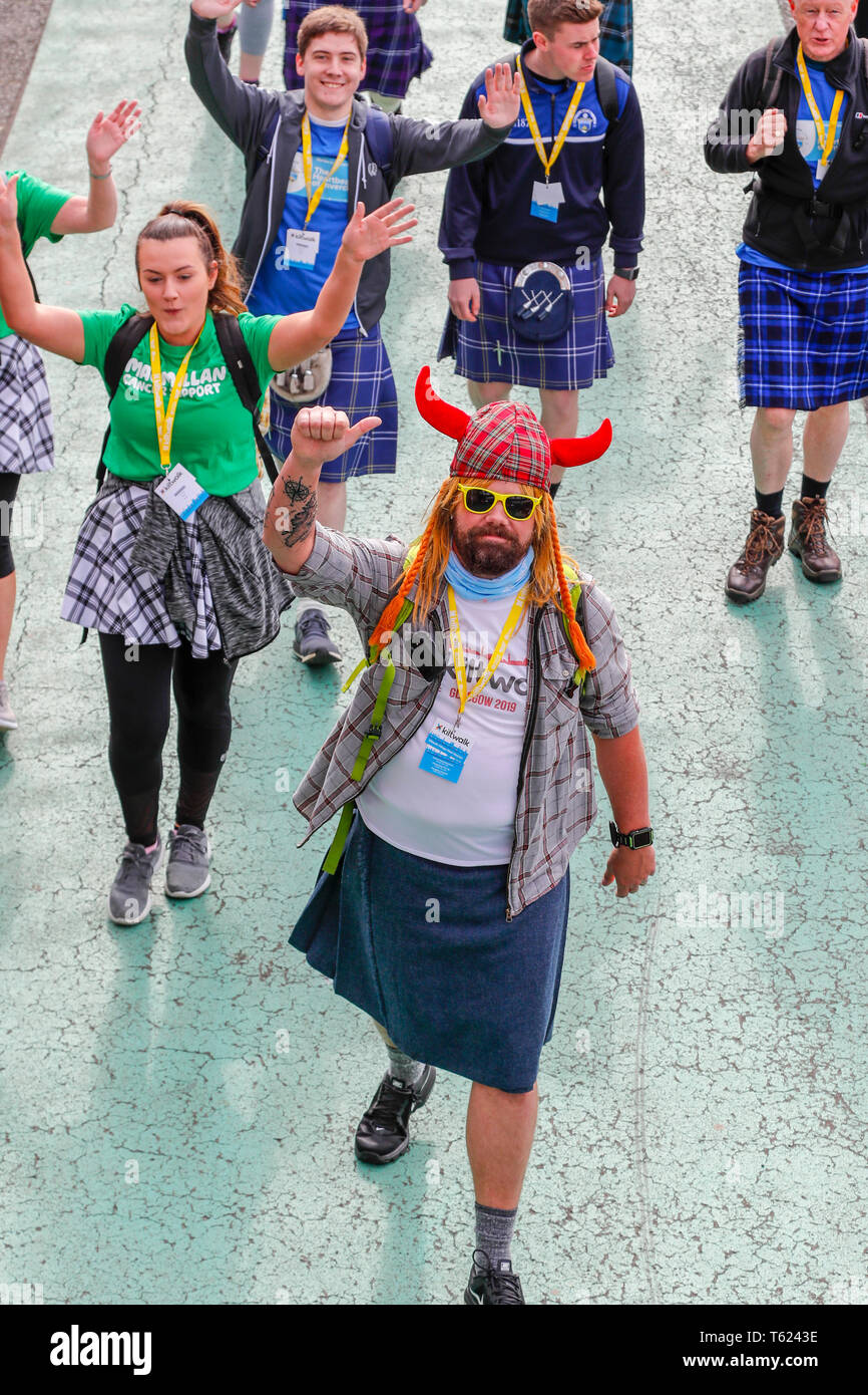 Glasgow, UK. 28 Apr, 2019. Eine rekordverdächtige 13.000 Wanderer nahm auf dem Glasgow Nächstenliebe Kiltwalk und schätzungsweise 3,5 Mio. £ für Nächstenliebe. Für viele der Weg begann in Glasgow Green, Fortgeschritten entlang der Clydeside und endet an der Kiltwalk Dorf in Balloch, Loch Lomond 23 Meilen entfernt. Credit: Findlay/Alamy leben Nachrichten Stockfoto