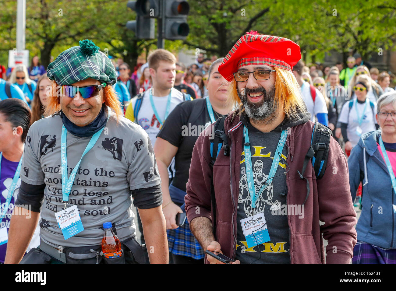 Glasgow, UK. 28 Apr, 2019. Eine rekordverdächtige 13.000 Wanderer nahm auf dem Glasgow Nächstenliebe Kiltwalk und schätzungsweise 3,5 Mio. £ für Nächstenliebe. Für viele der Weg begann in Glasgow Green, Fortgeschritten entlang der Clydeside und endet an der Kiltwalk Dorf in Balloch, Loch Lomond 23 Meilen entfernt. Credit: Findlay/Alamy leben Nachrichten Stockfoto