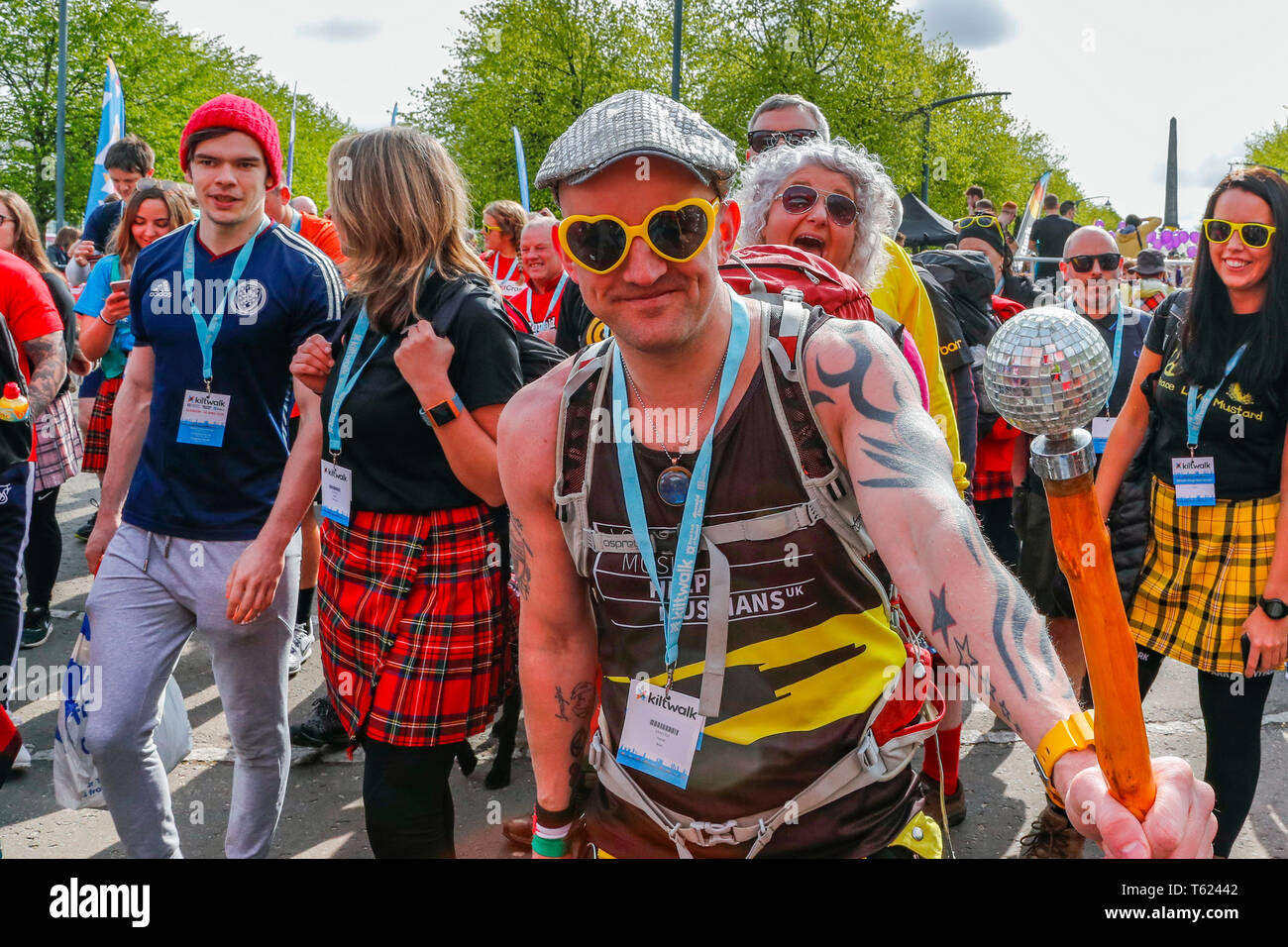 Glasgow, UK. 28 Apr, 2019. Eine rekordverdächtige 13.000 Wanderer nahm auf dem Glasgow Nächstenliebe Kiltwalk und schätzungsweise 3,5 Mio. £ für Nächstenliebe. Für viele der Weg begann in Glasgow Green, Fortgeschritten entlang der Clydeside und endet an der Kiltwalk Dorf in Balloch, Loch Lomond 23 Meilen entfernt. Credit: Findlay/Alamy leben Nachrichten Stockfoto