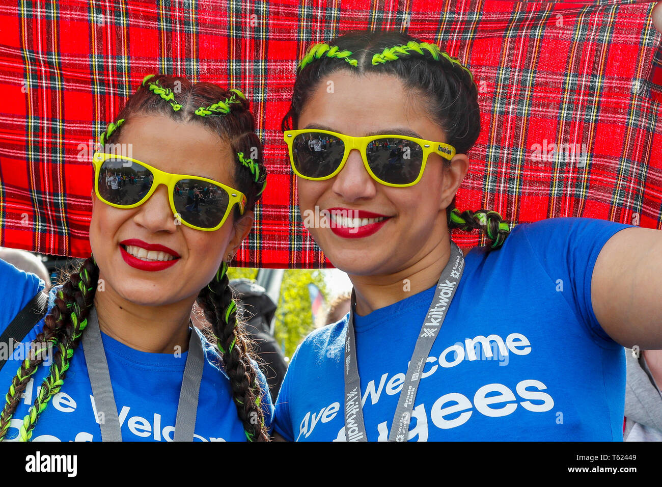 Glasgow, UK. 28 Apr, 2019. Eine rekordverdächtige 13.000 Wanderer nahm auf dem Glasgow Nächstenliebe Kiltwalk und schätzungsweise 3,5 Mio. £ für Nächstenliebe. Für viele der Weg begann in Glasgow Green, Fortgeschritten entlang der Clydeside und endet an der Kiltwalk Dorf in Balloch, Loch Lomond 23 Meilen entfernt. Bild von ELAHE ZIAI und MEHRY VARMAZYAR, sowohl aus Glasgow Credit: Findlay/Alamy leben Nachrichten Stockfoto