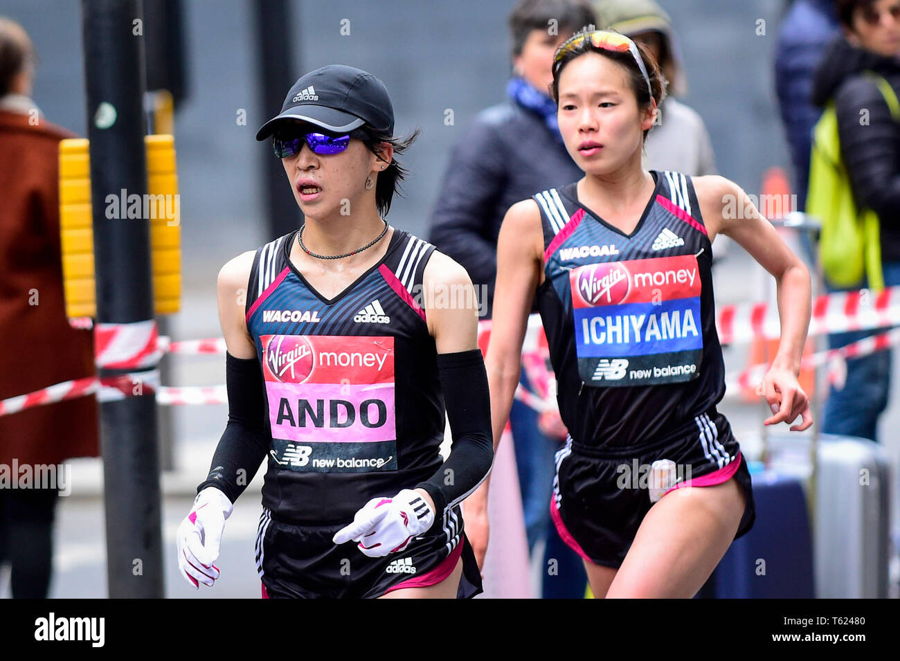 London, Großbritannien. 28. April 2019. Platz 13 Yuka Ando (JPN) (L) und Platz 15 Mao Ichiyama (JPN) (R) gesehen werden, die durch Meile 23 im Rennen der Jungfrau Geld London Marathon Elite Frauen. Das Rennen wurde von Brigid Kosgei (KEN) gewonnen. Credit: Stephen Chung/Alamy leben Nachrichten Stockfoto