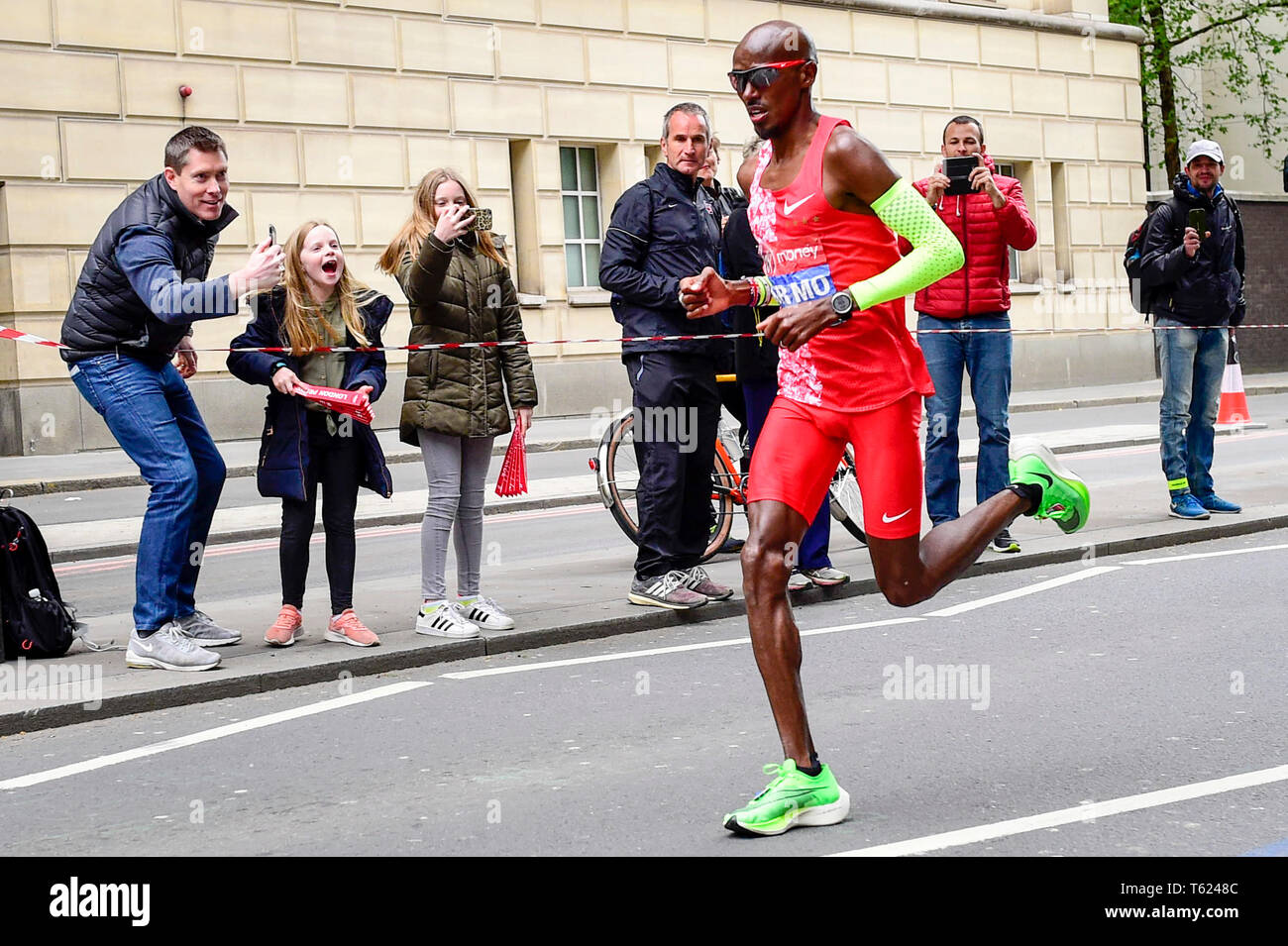 London, Großbritannien. 28. April 2019. Sir Mo Farah (GBR) durch Meile 23 im Rennen der Jungfrau Geld London Marathon elite Männer. Das Rennen wurde von eliud Kipchoge (KEN) in einen neuen Streckenrekord von 2:02:37 gewann, mit Farah Finishing im Fünften. Credit: Stephen Chung/Alamy leben Nachrichten Stockfoto