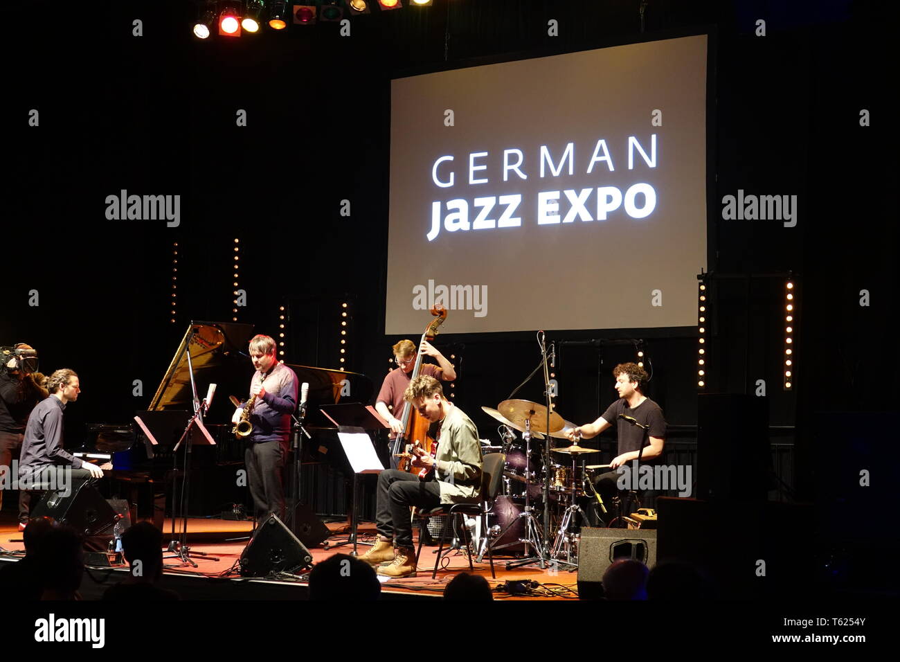 Bremen, Deutschland. 27 Apr, 2019. Peter Gall (r), Schlagzeuger, spielt mit seiner Band auf der jazzahead! Messe im Bereich Jazz aus Deutschland exportieren. Die jährliche Messe ist die weltweit größte Treffpunkt der Jazzszene betrachtet. Die anderen Musiker (L-R) Rainer Böhm, Piano, Wanja Slavin Saxophon, Felix Henkelhausen Bass, Isabelle Baas Gitarre. Credit: Friedemann Kohler/dpa/Alamy leben Nachrichten Stockfoto