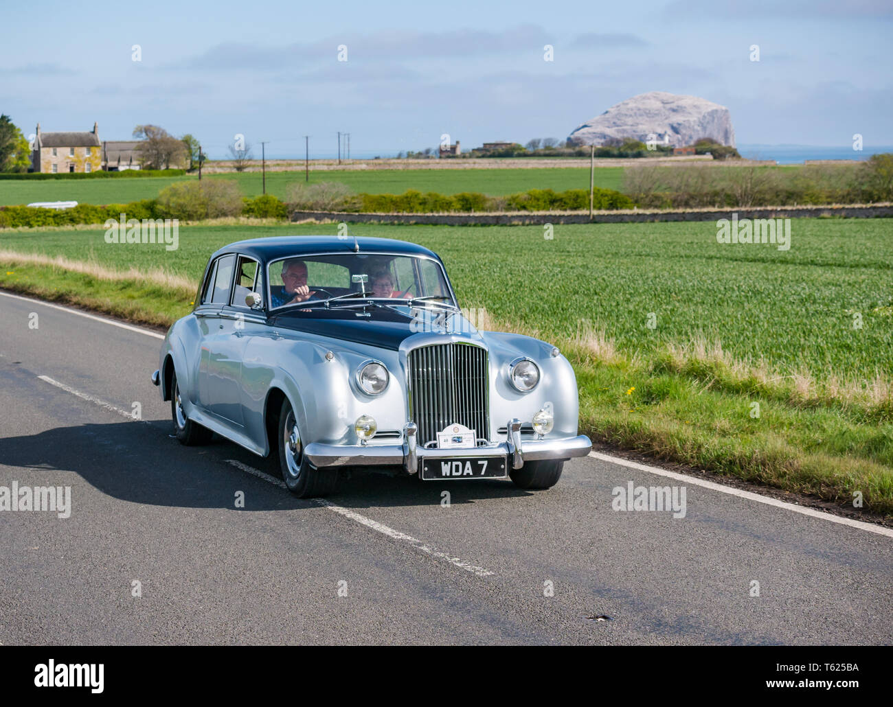 Im Osten der britischen Region Lothian. 28. April 2019. Oldtimer Tour: North Berwick Rotary Club hält seine 3. Rallye mit 65 klassischen Autos eingetragen. Die Rallye Route ist von East Lothian und durch die Scottish Borders, Geld für lokale Wohltätigkeitsorganisationen. Ein zweifarbiger 1958 Bentley S1 Sports Saloon Stockfoto