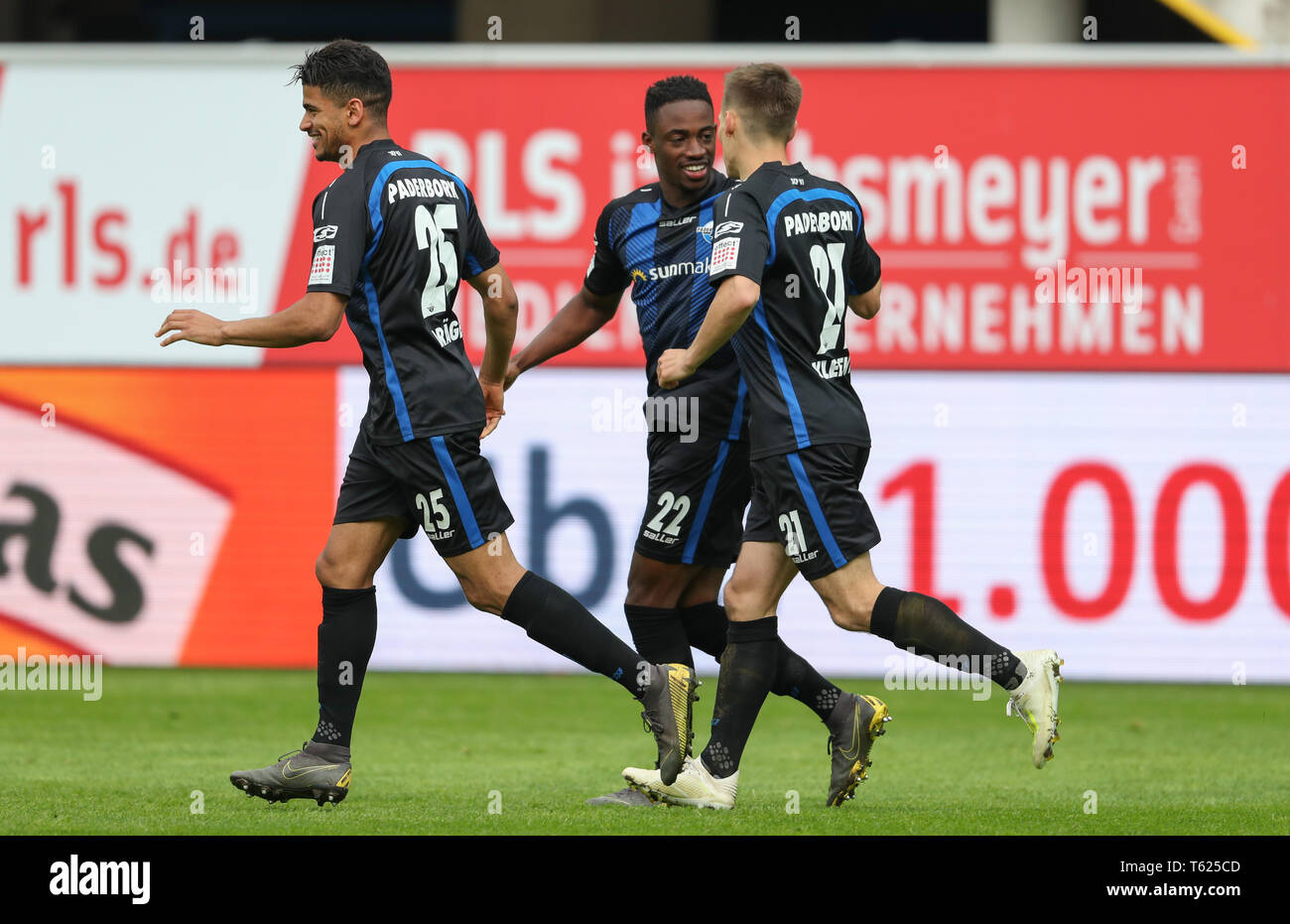 Paderborn, Deutschland. 28 Apr, 2019. 2. Fussball Bundesliga, SC Paderborn 07 - 1.FC Heidenheim, 31. Spieltag in der Benteler Arena. Paderborner scorer Christopher Antwi-Adjej (M) feiert seine 1-0 Ziel mit Philipp Klement (r) und Mohamed Dräger (l). Credit: Friso Gentsch/dpa - WICHTIGER HINWEIS: In Übereinstimmung mit den Anforderungen der DFL Deutsche Fußball Liga oder der DFB Deutscher Fußball-Bund ist es untersagt, zu verwenden oder verwendet Fotos im Stadion und/oder das Spiel in Form von Bildern und/oder Videos - wie Foto Sequenzen getroffen haben./dpa/Alamy leben Nachrichten Stockfoto