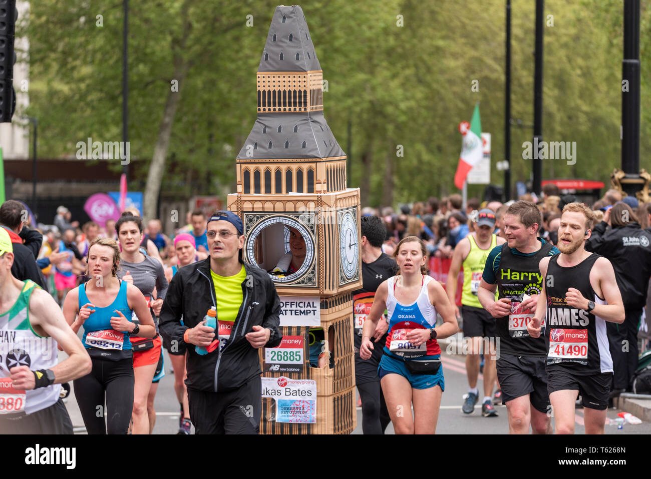 Lukas Bates in Big Ben Kostüm. Offizielle Rekordversuch. London Marathon 2019 Stockfoto