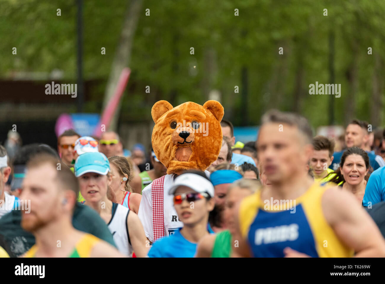 Fun Läufer. Teddybär Kopf Kostüm. London Marathon 2019 Stockfoto