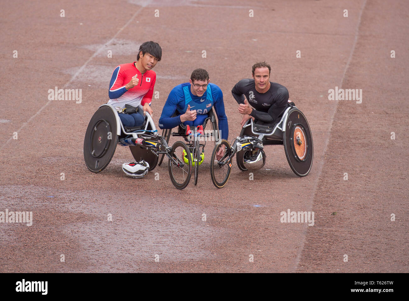 London, Großbritannien. 28. April 2019. Der London Marathon Rennen Ende auf der Mall in Westminster. Bild: Daniel Romanchuk (USA), Center, feiert Platz 1 in der T54 Mens Rollstuhl Marathon mit Marcel Hug (2.) und Tomoki Suzuki (3.). Credit: Malcolm Park/Alamy Leben Nachrichten. Stockfoto