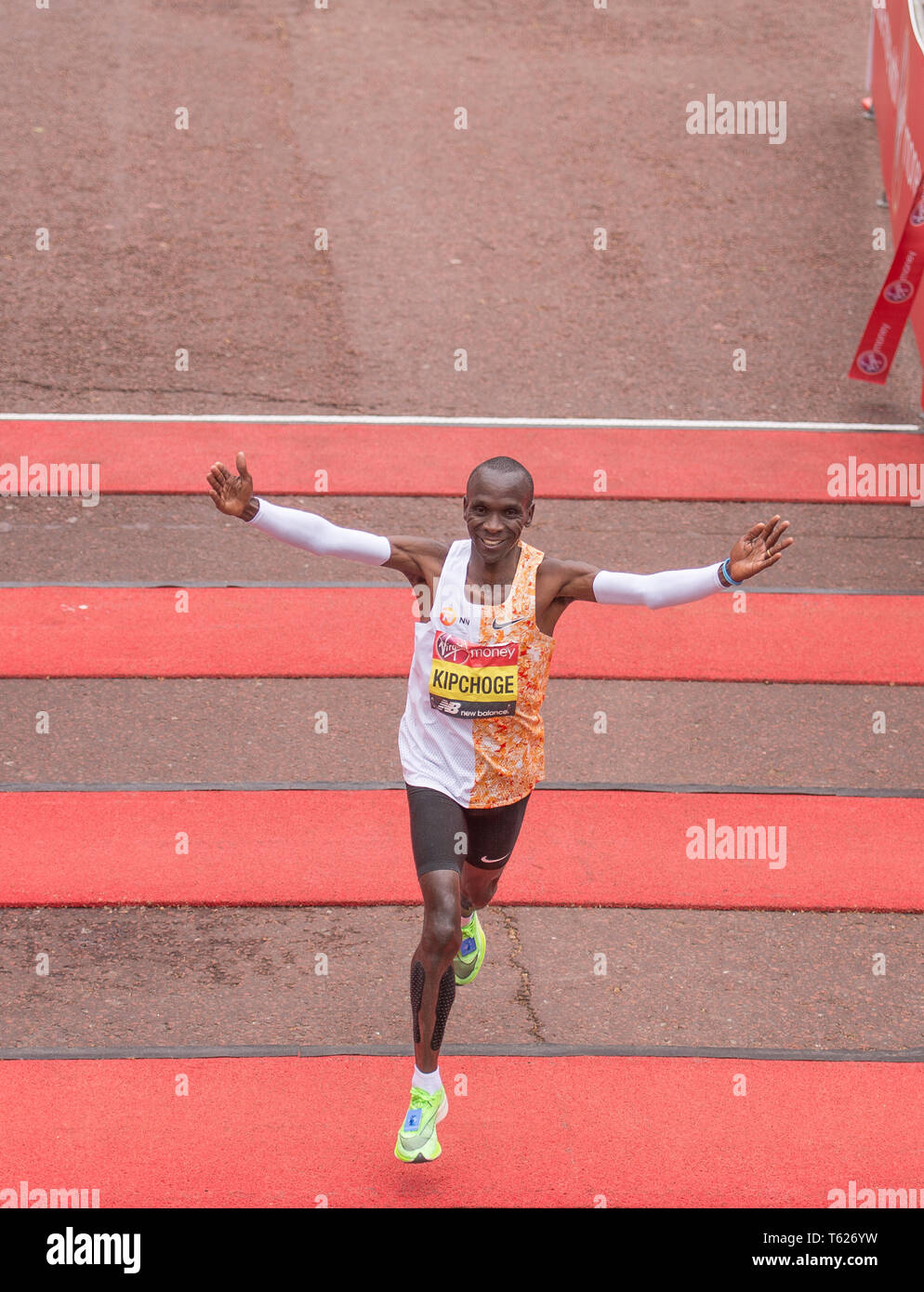 London, Großbritannien. 28. April 2019. Der London Marathon Rennen Ende auf der Mall in Westminster. Bild: Eliud Kipchoge (KEN) gewinnt den Elite mens Marathon. Credit: Malcolm Park/Alamy Leben Nachrichten. Stockfoto