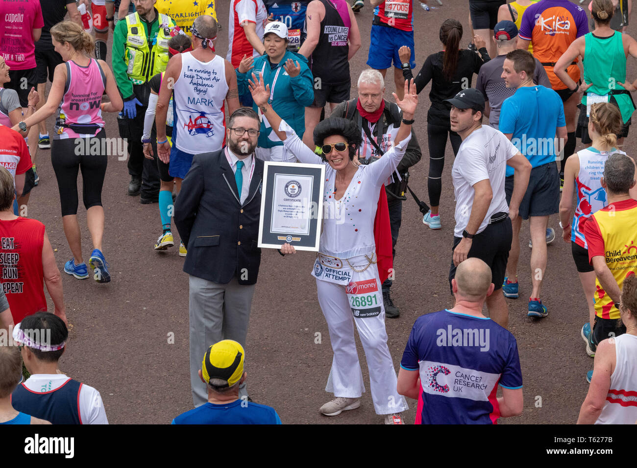 London, Großbritannien. 28 Apr, 2019. Virgin Money London Marathon 2019 Guinness Wort Rekord für die schnellste Mann verkleidet als Elvis Credit: Ian Davidson/Alamy leben Nachrichten Stockfoto