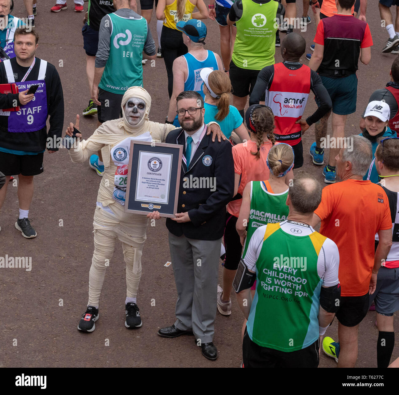 London, Großbritannien. 28 Apr, 2019. Virgin Money London Marathon 2019 Guinness Welt Rekord für die schnellste Mann gekleidet, wie eine Mumie Credit: Ian Davidson/Alamy leben Nachrichten Stockfoto
