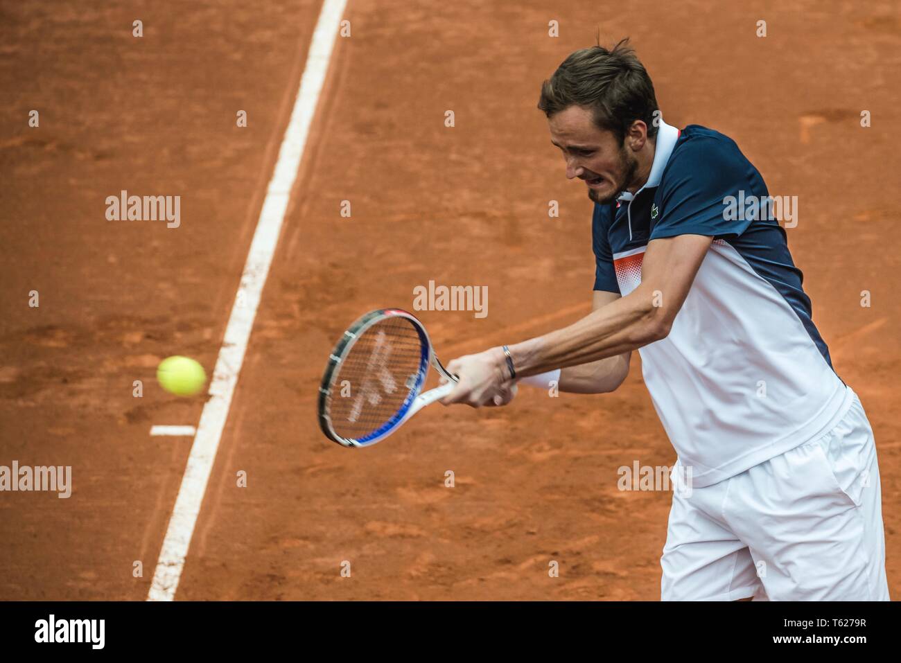 Barcelona, Spanien. 28 Apr, 2019. DANIIL MEDWEDEW (RUS) Gibt den Ball an Dominic Thiem (AUT) während der Endrunde der 'Barcelona Open Banc Sabadell' 2019. Credit: Matthias Oesterle/Alamy leben Nachrichten Stockfoto