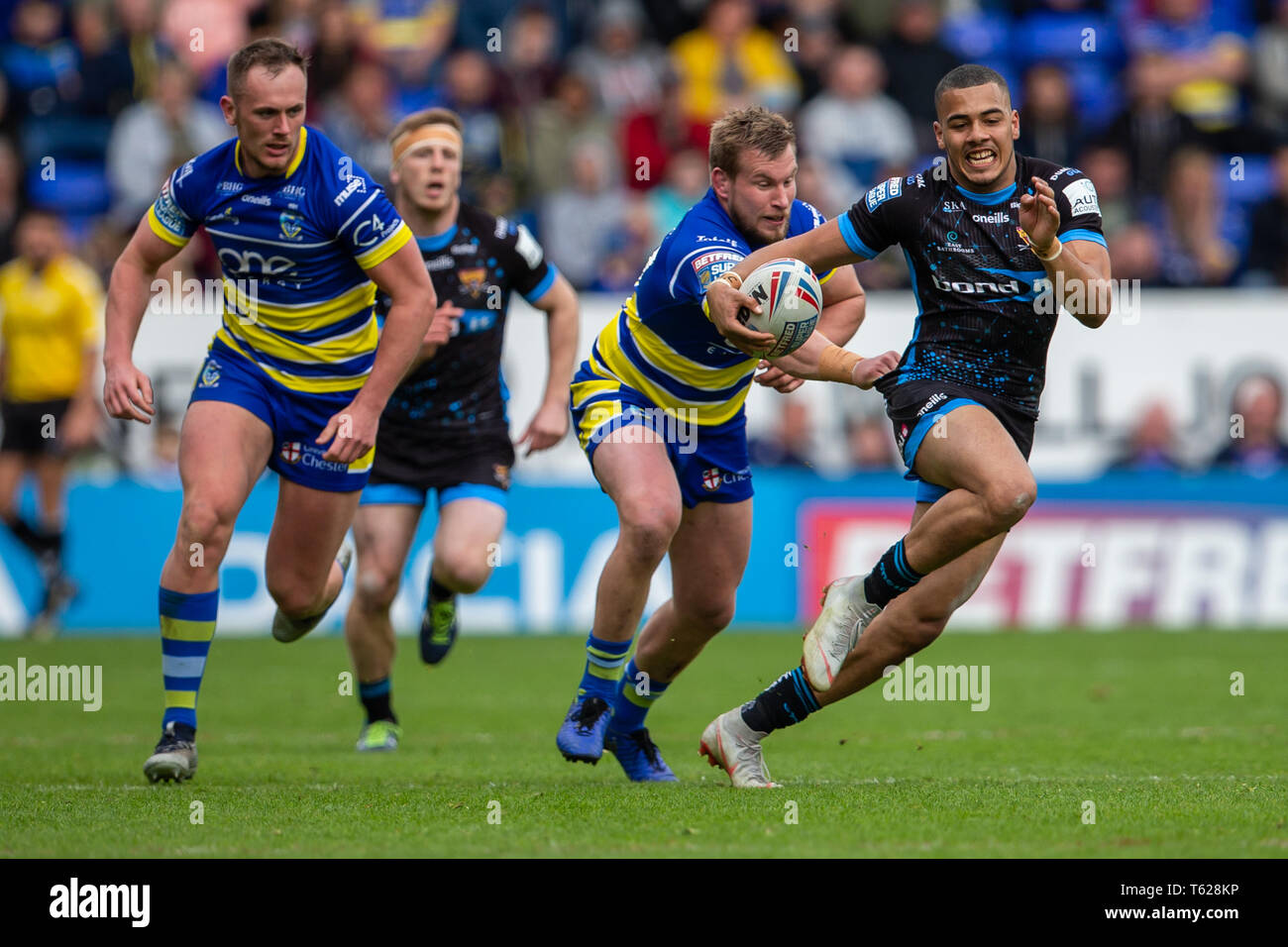 Halliwell Jones Stadium, Warrington, Großbritannien. 28 Apr, 2019. Betfred Super League Rugby, Warrington Wolves gegen Huddersfield Riesen; Darnell McIntosh von Huddersfield Riesen ist tackeld von Ben Currie von Warrington Wolves Credit: Aktion plus Sport/Alamy leben Nachrichten Stockfoto