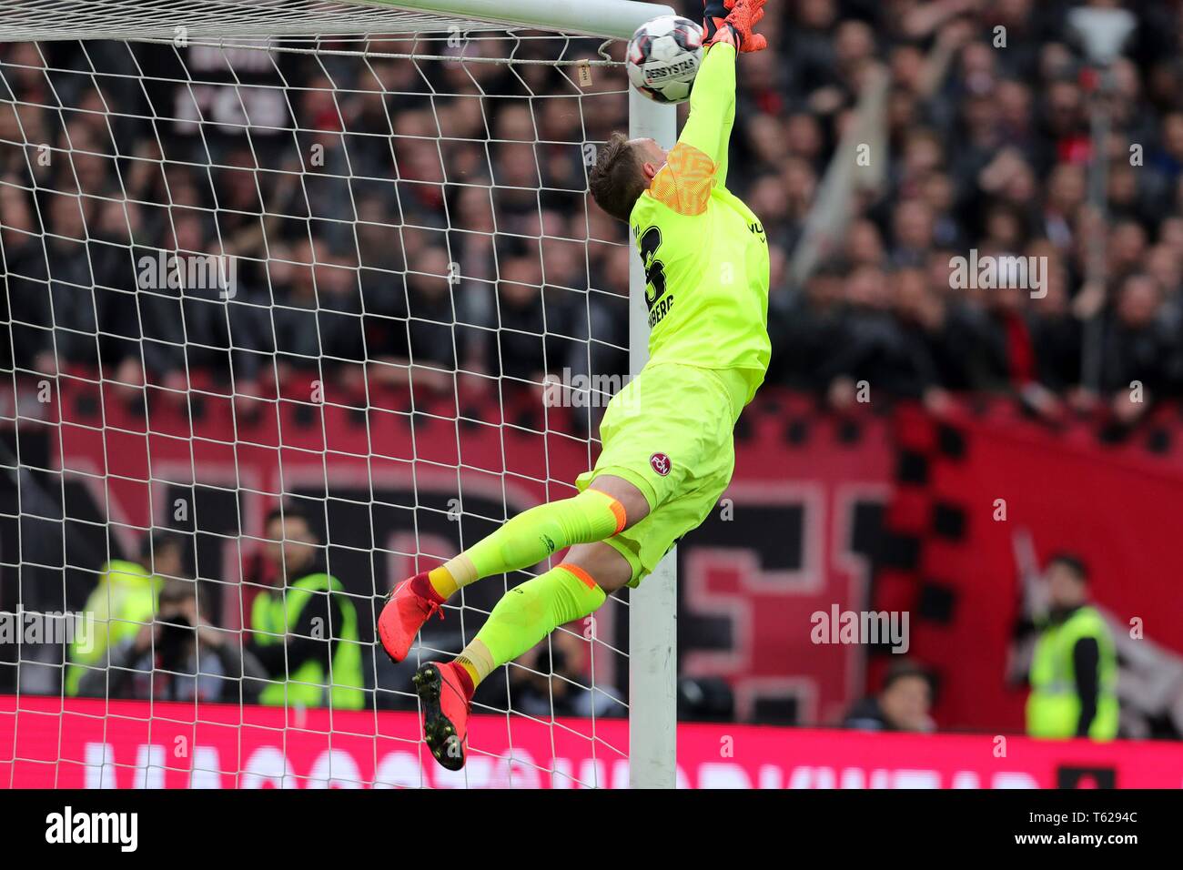 Nürnberg, Deutschland. 28 Apr, 2019. Fuvuball, 1.Bundesliga, Saison 2018/2019, 1. FC NvÃ'Rnberg - FC Bayern München, Christian Mathenia, 1. FC NvÃ NvÃ rnberg','rnberg, FCN, vollständige Abbildung, Parade, Beiträge | Nutzung der weltweiten Kredit: dpa Picture alliance/Alamy leben Nachrichten Stockfoto