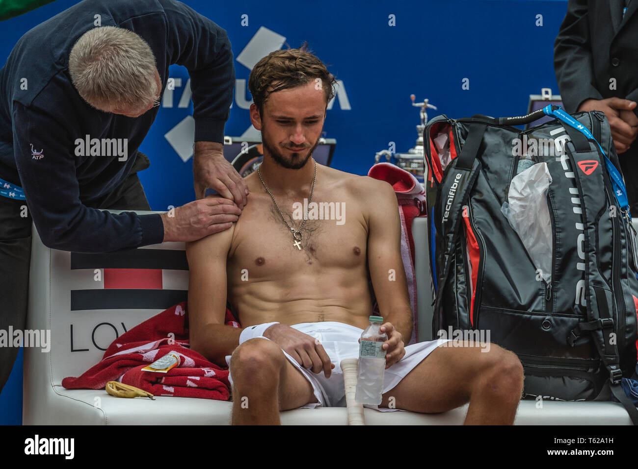 Barcelona, Spanien. 28. April 2019: DANIIL MEDWEDEW (RUS) ist massiert während der Endrunde der 'Barcelona Open Banc Sabadell" 2019 gegen Dominic Thiem (AUT). Thiem gewinnt 6:4, 4:6, 6:0 Stockfoto