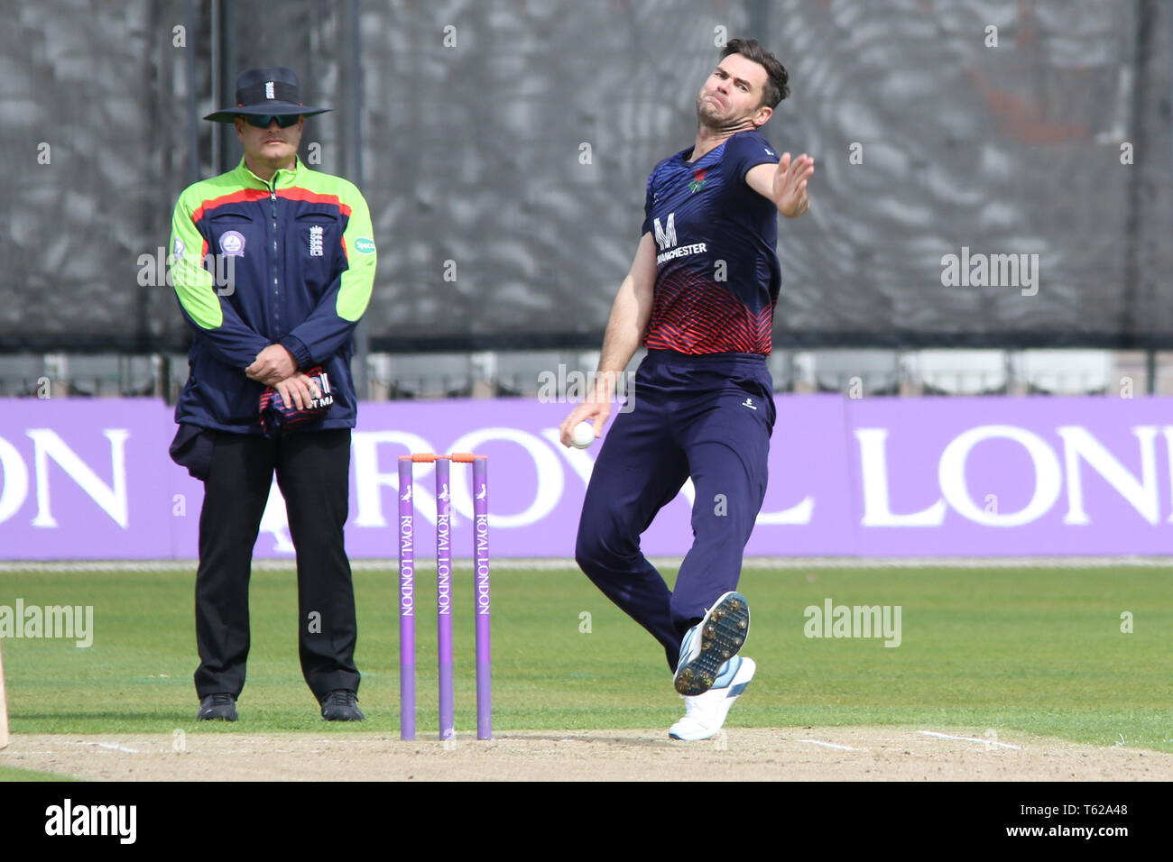 Lancashire, UK. 28 Apr, 2019. James Anderson bowling während der Royal London eintägiger Pokalspiel zwischen dem Lancashire v Leicestershire Füchse im Emirates Old Trafford Cricket Ground, Manchester, England am 28. April 2019. Foto von John Mallett. Nur die redaktionelle Nutzung, eine Lizenz für die gewerbliche Nutzung erforderlich. Keine Verwendung in Wetten, Spiele oder einer einzelnen Verein/Liga/player Publikationen. Credit: UK Sport Pics Ltd/Alamy leben Nachrichten Stockfoto