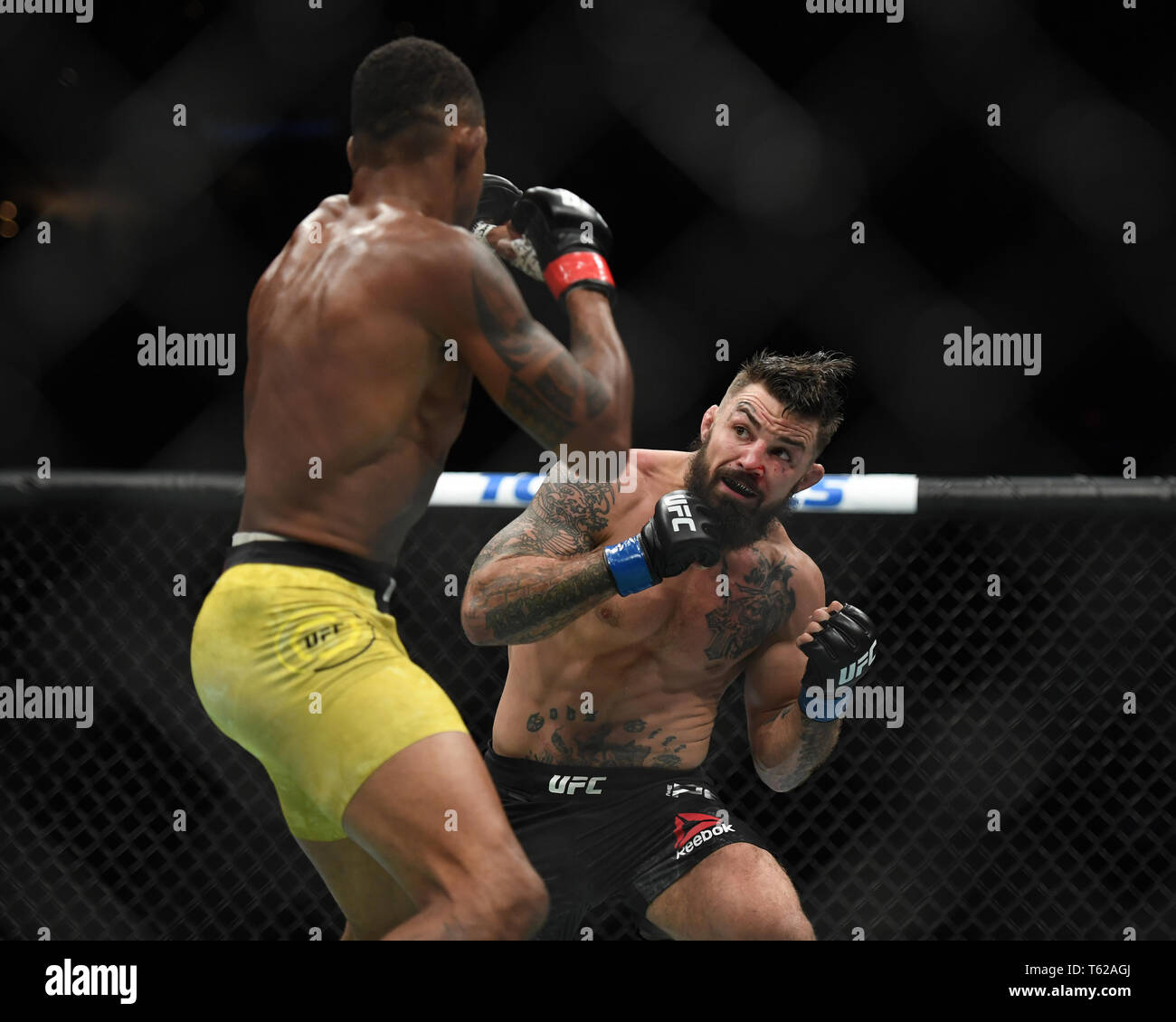 Sunrise, FL, USA. 27 Apr, 2019. Alex Oliveira Vs Mike Perry während Ihrer welterweight bout an UFC Fight Night am BB&T Center am 27. April 2019 in Sunrise, Florida statt. Quelle: MPI04/Medien Punch/Alamy leben Nachrichten Stockfoto