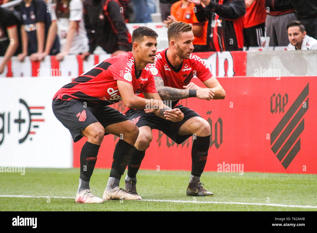 Curitiba, Brasilien. 28 Apr, 2019. PR - Curitiba - 04/28/2019 - Brasilien eine 2019, Atlético PR x Vasco - Bruno Guimar ist ein Spieler von Atlético-PR feiert sein Ziel mit L Pereira Spieler während der Partie gegen Vasco im Arena da baixada Stadium für die brasilianische Meisterschaft ein 2019. Foto: Gabriel Machado/AGIF AGIF/Alamy Credit: Live-Nachrichten Stockfoto