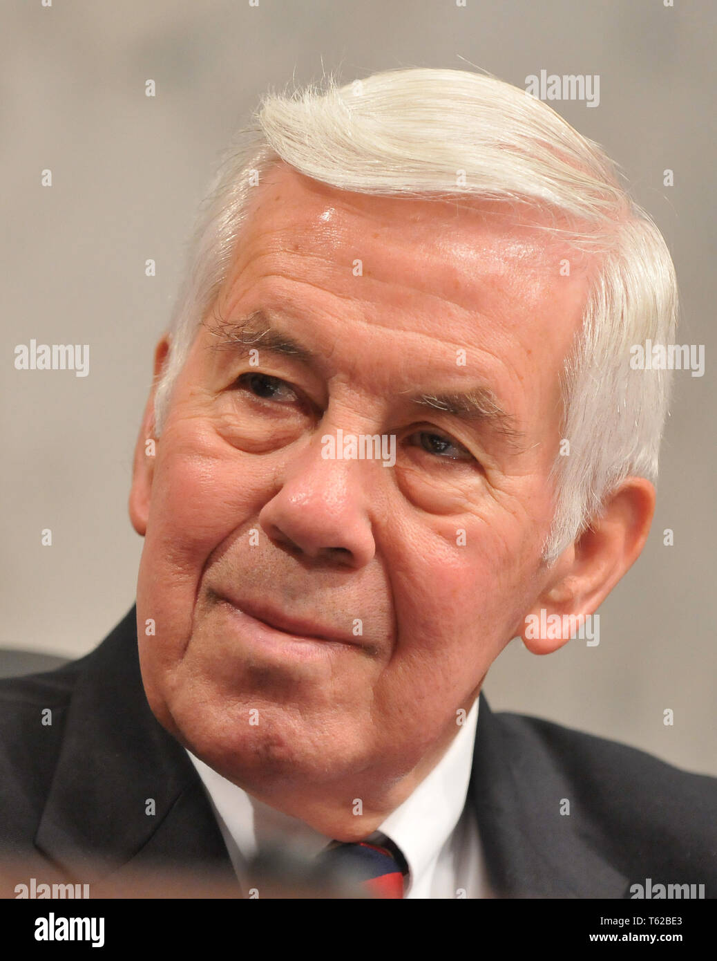 Washington, DC - Januar 15, 2009 -- United States Senator Richard Lugar (Republikaner von Indiana) Hört als Dr. Susan Rice bezeugt vor den Senat der Vereinigten Staaten des Komitees für Auswärtige Beziehungen der Anhörung zu ihrer Nominierung als Nationen Botschafter in Washington, DC am Donnerstag, den 15. Januar 2009. Quelle: Ron Sachs/CNP. | Verwendung weltweit Stockfoto