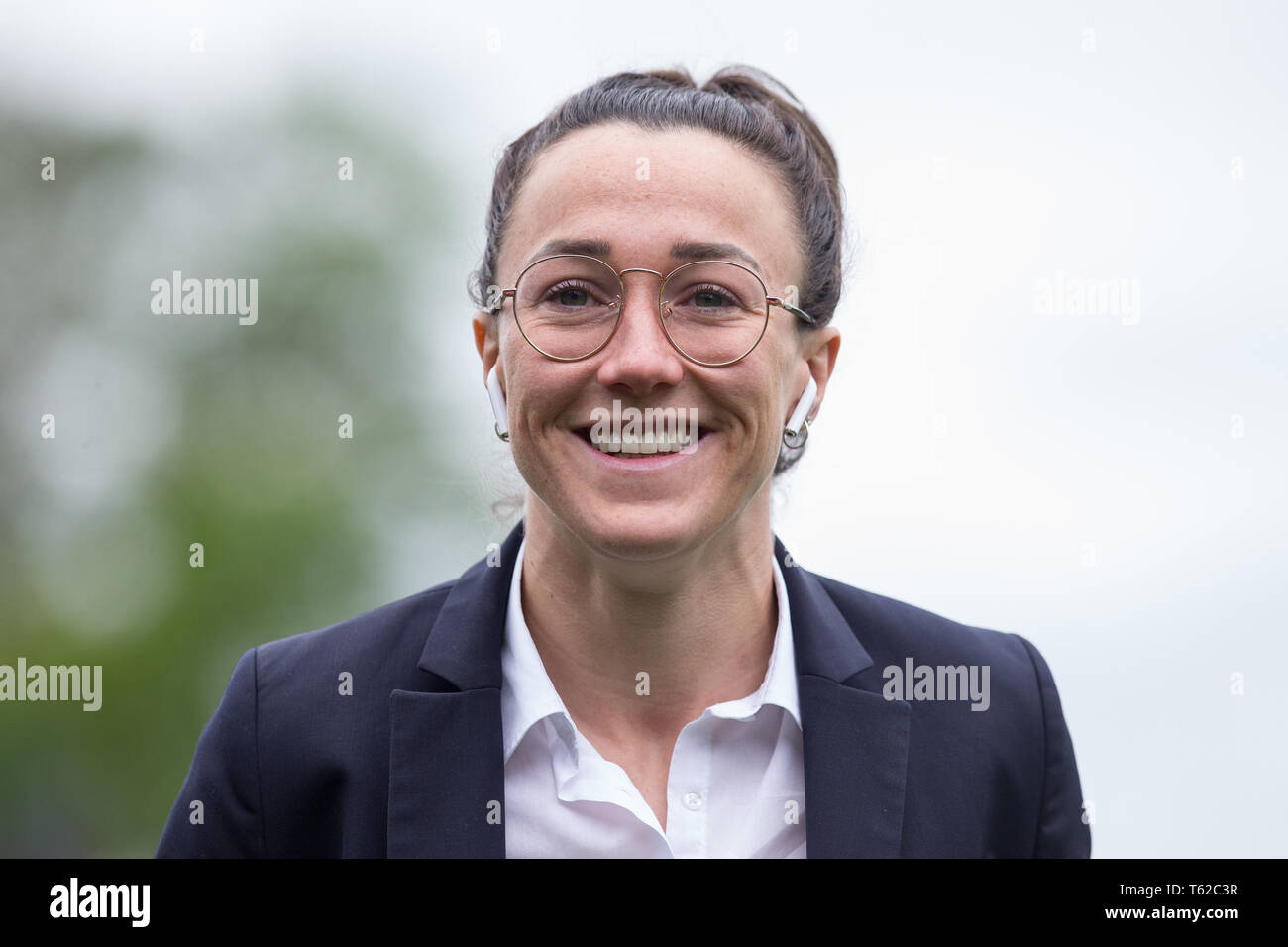 Kingston, UK. 28 Apr, 2019. Lucy Bronze von Olympique Lyonnais Feminine (FC Lyon) pre Match beim Champions League Halbfinale der UEFA Frauen - Finale 2. bein Spiel zwischen Chelsea Frauen und Olympique Lyonnais Feminine im Cherry Red Records Stadion, Kingston, England am 28. April 2019. Foto von Andy Rowland. Credit: PRiME Media Images/Alamy leben Nachrichten Stockfoto